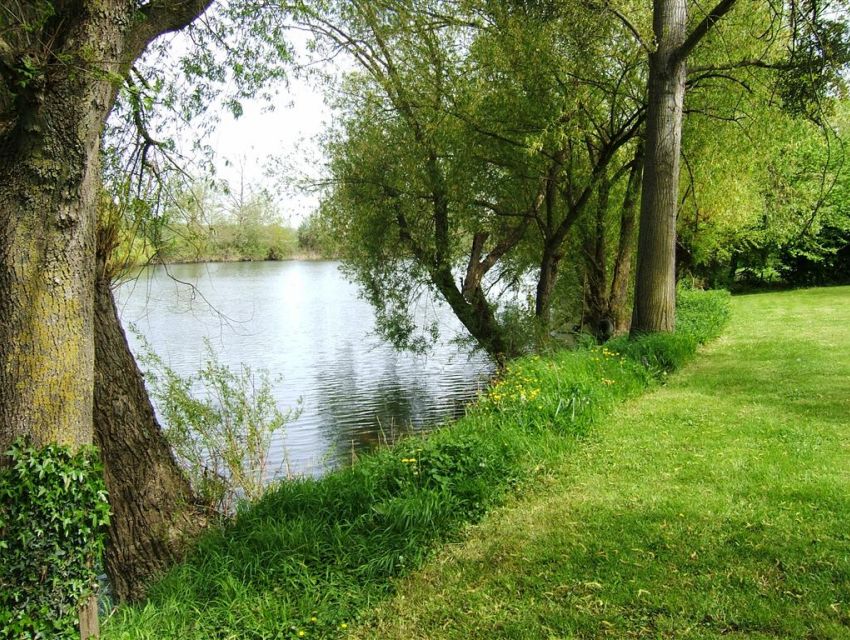 propriété avec jardin et parc bordé par la Sarthe