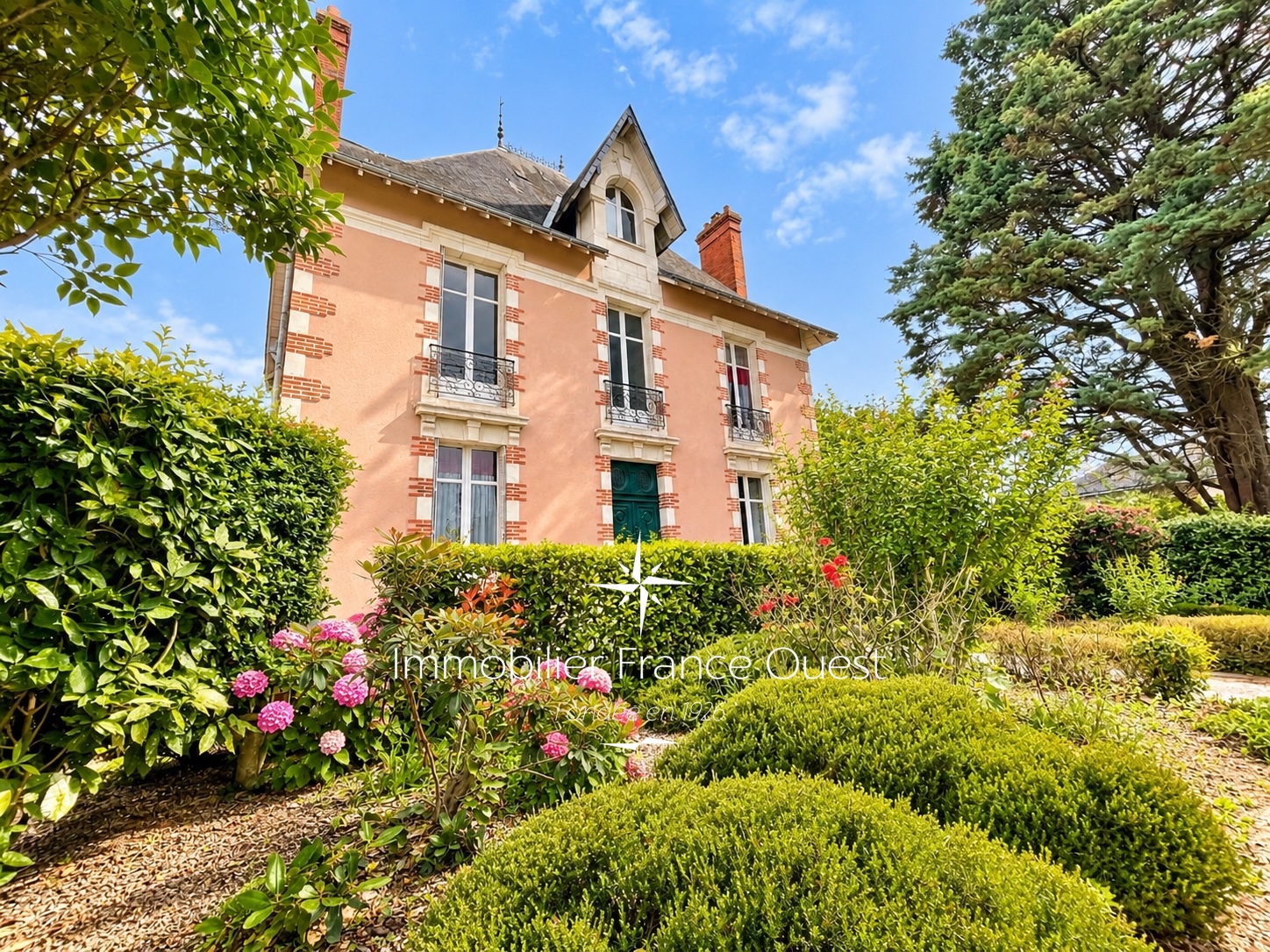 Villa sablé sur sarthe au jardin fleuri