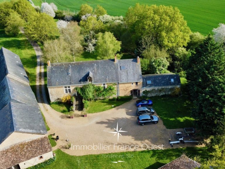 Belle demeure Logis du XVe siècle à 30 km du Mans (72)