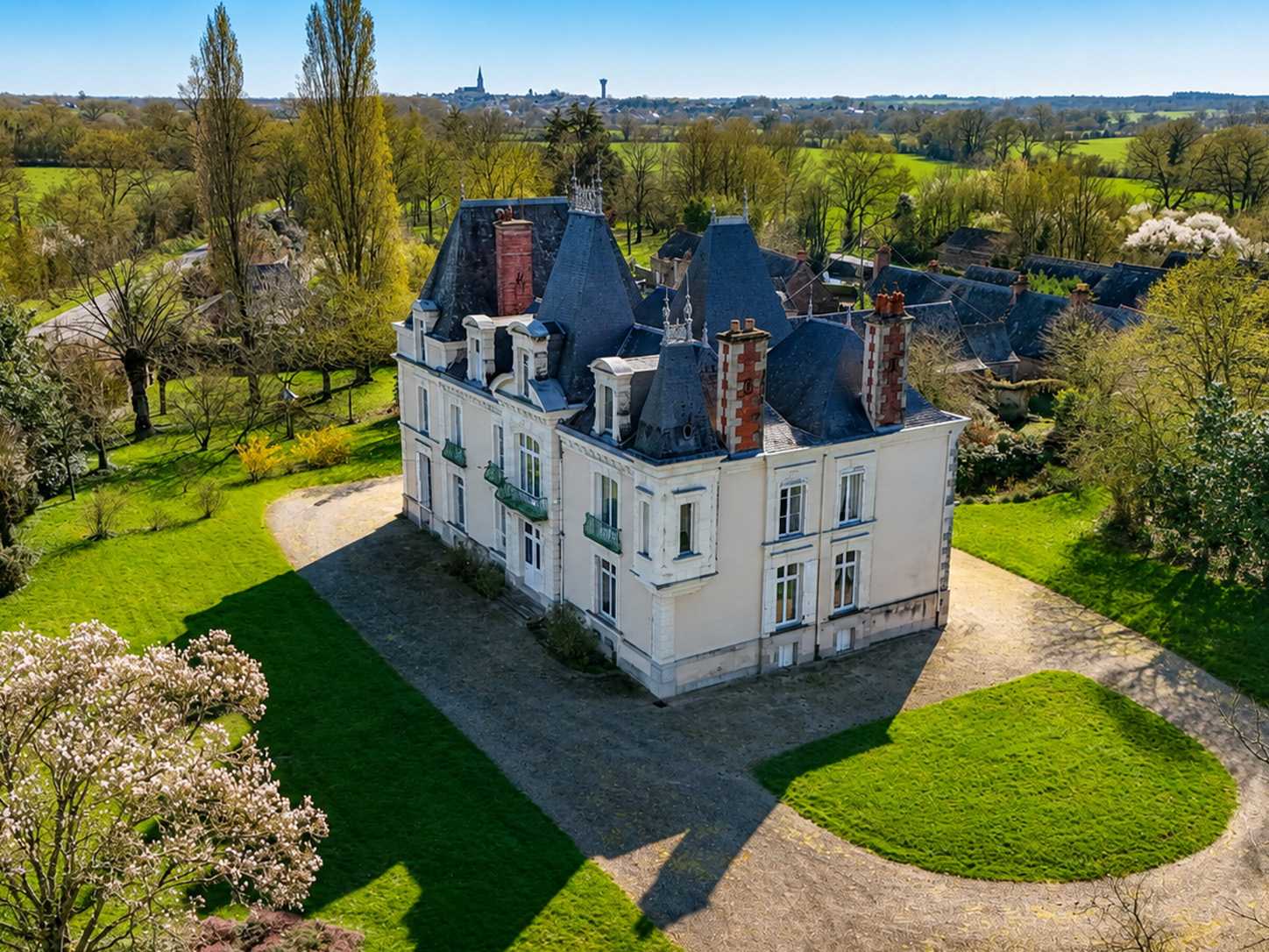 Chateau français autour d'un parc fleuri
