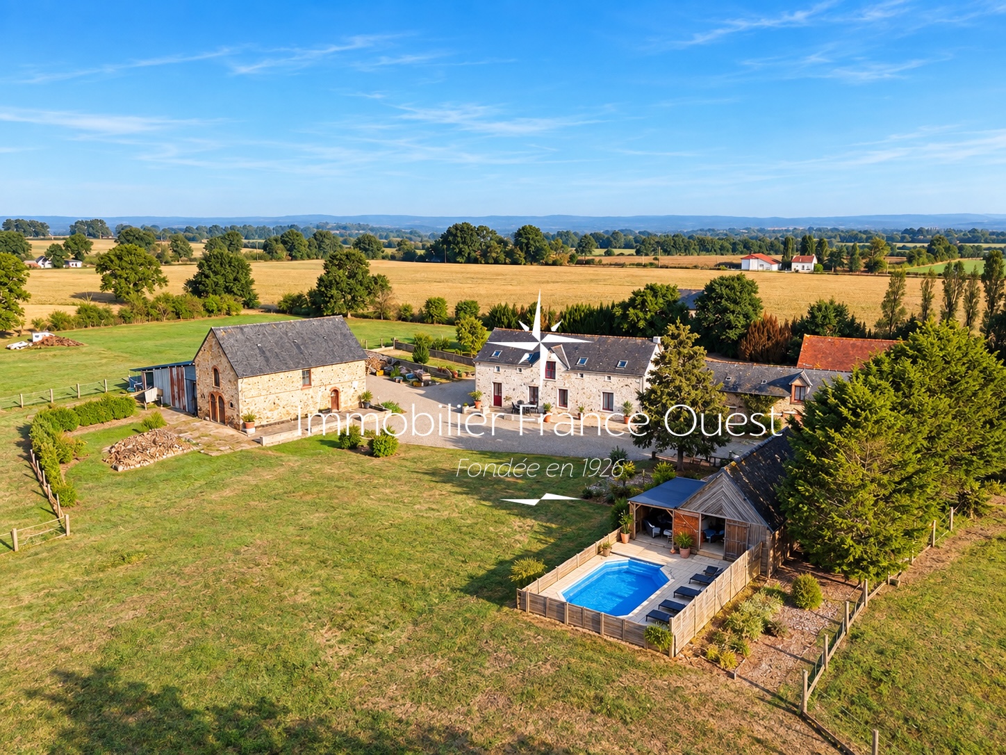 Domaine rural avec piscine et champs