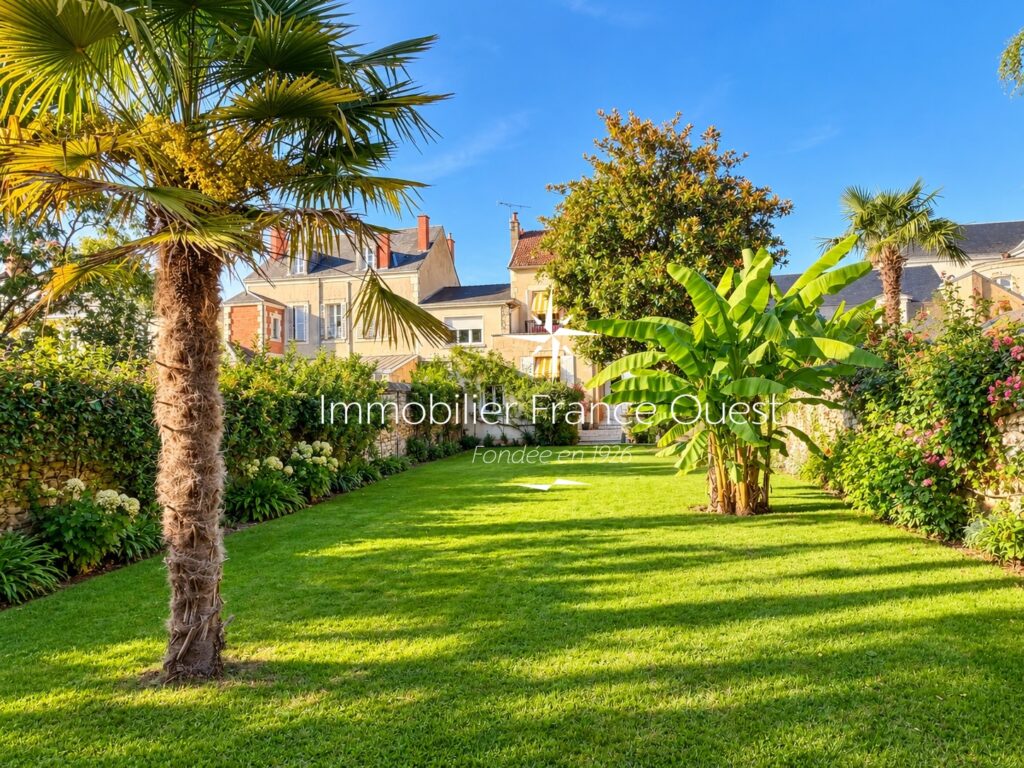 Beau jardin de ville belle demeure la fleche