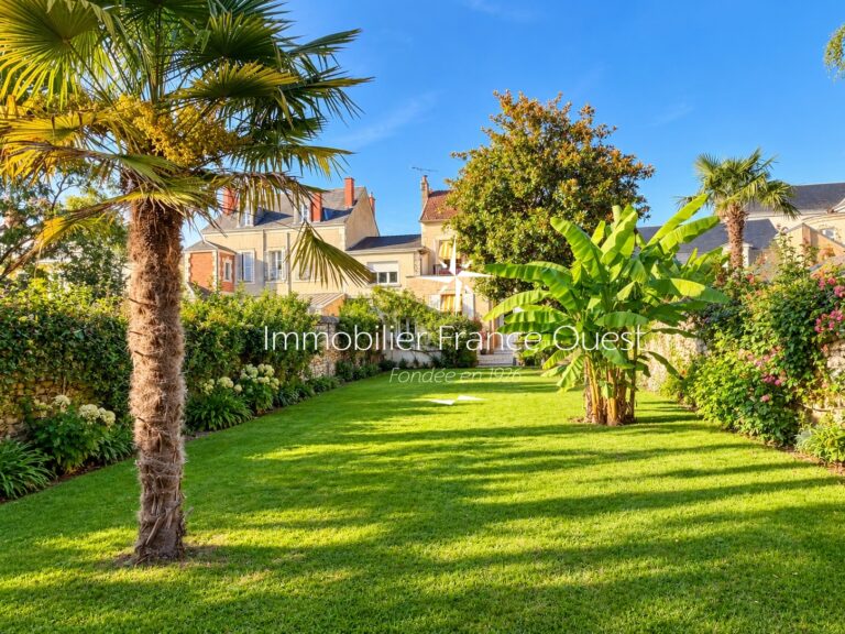Beau jardin de ville belle demeure la fleche