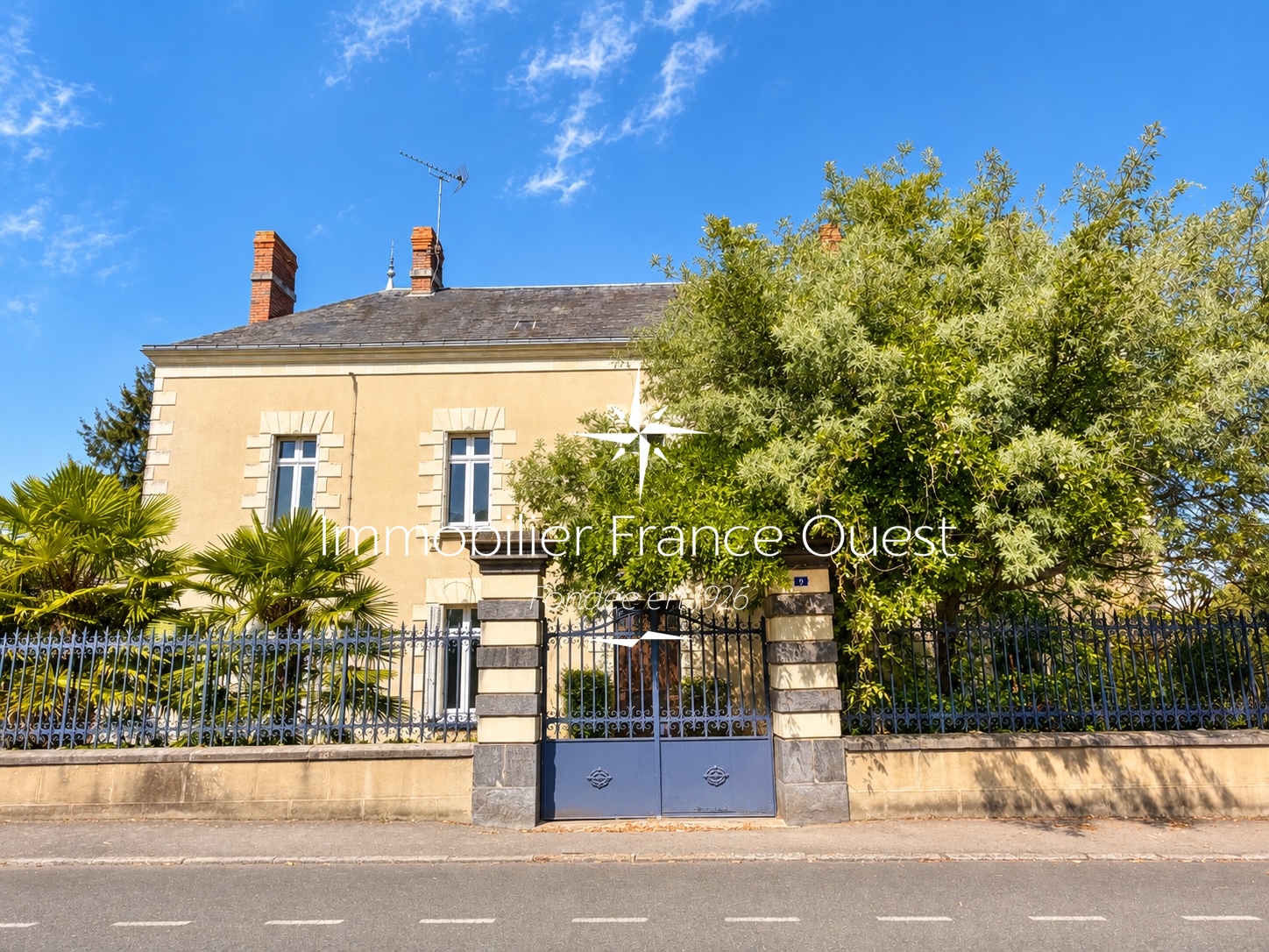 Fac╠ºade belle demeure maine et loire