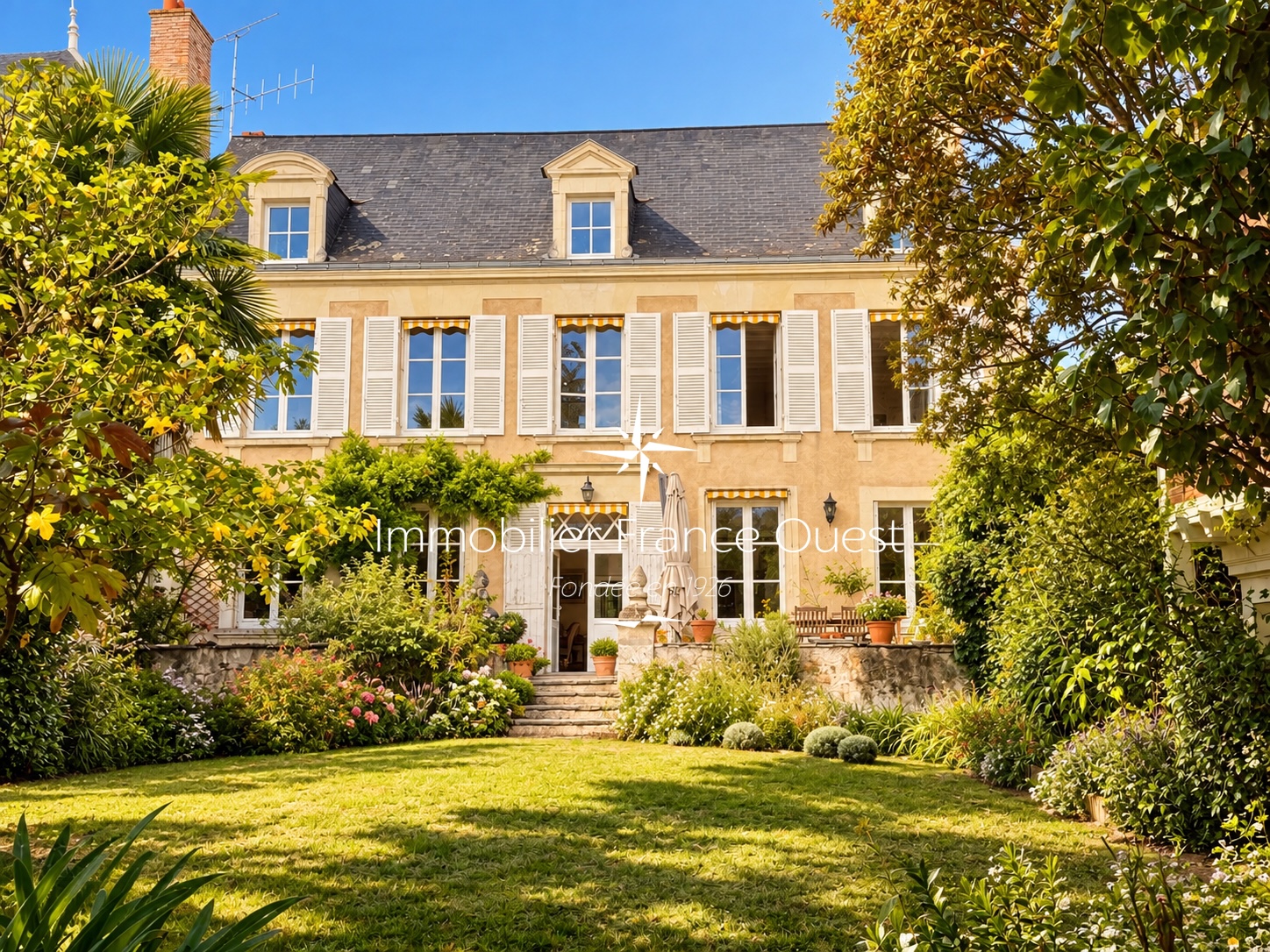 Demeure française entourée de verdure estivale
