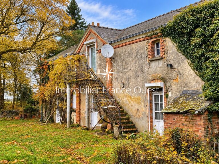 Maison rurale en pierre sous les couleurs d’automne