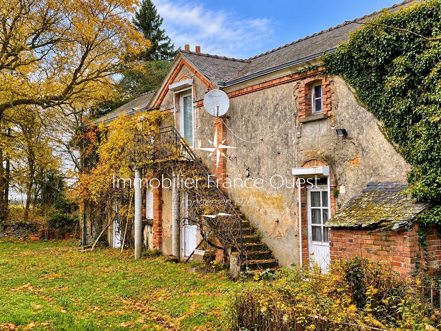 Maison rurale en pierre sous les couleurs d’automne